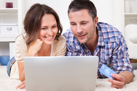 pareja comprando por internet