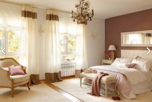 dormitorio color beige con rosa